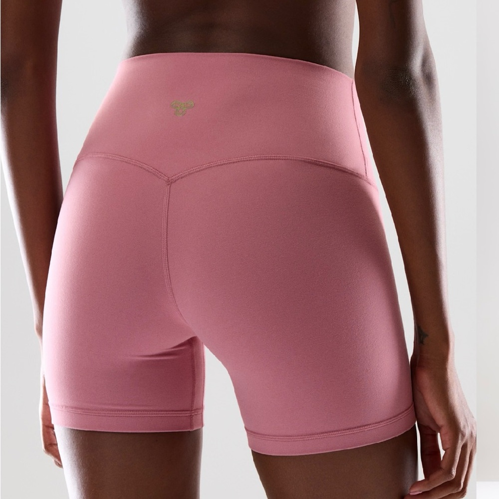 Aritzia TNA butter cheeky 5β shorts - Picture 5 of 5